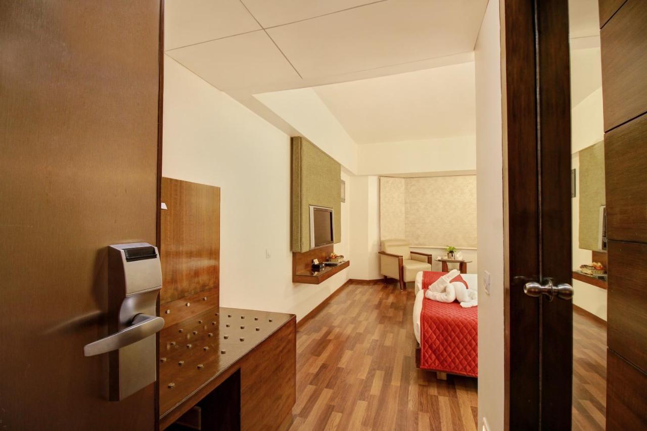 Monarch Luxur - Infantry Road Hotel Bangalore Exterior photo