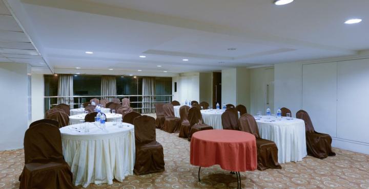 Monarch Luxur - Infantry Road Hotel Bangalore Exterior photo
