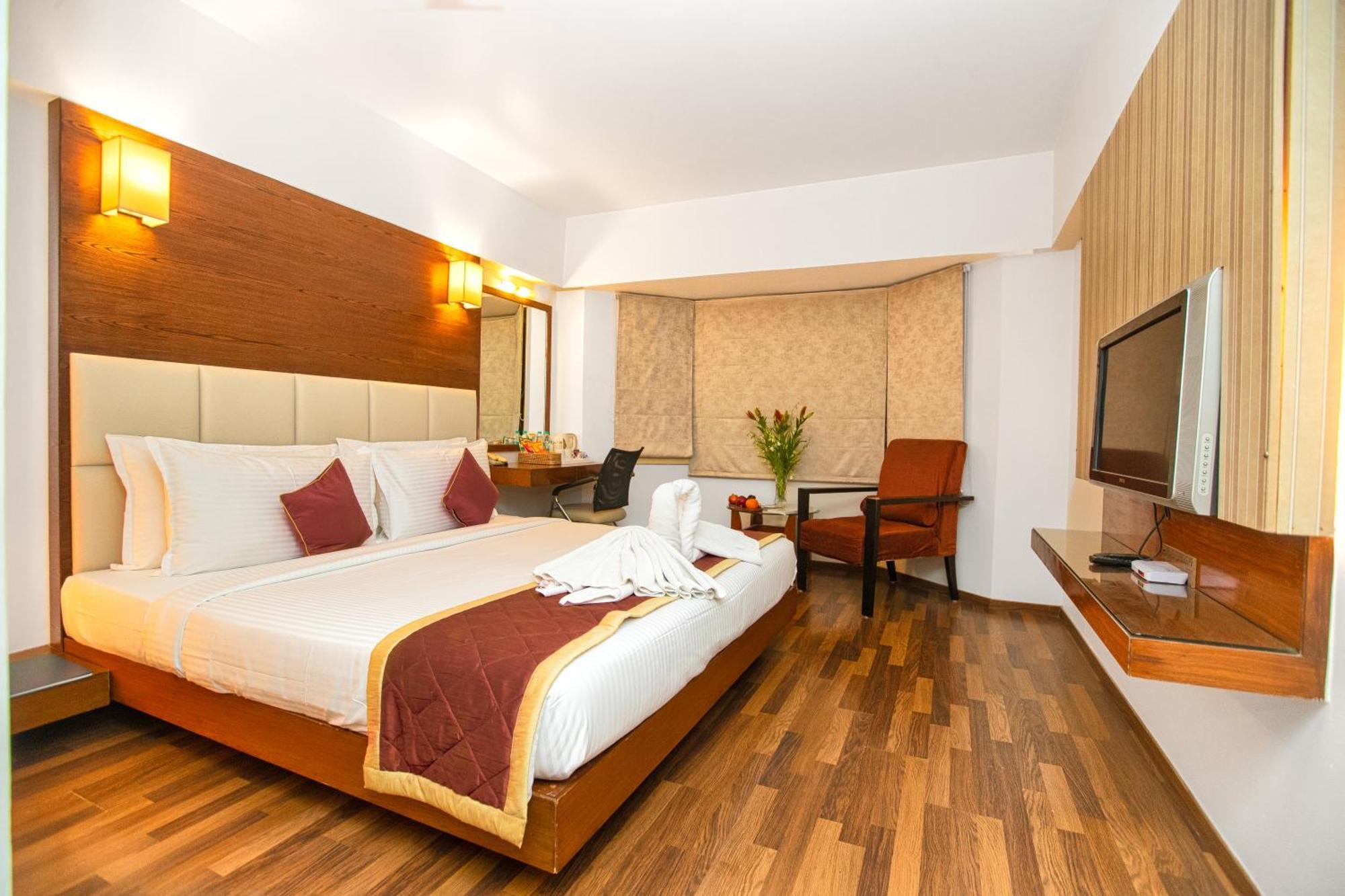 Monarch Luxur - Infantry Road Hotel Bangalore Exterior photo