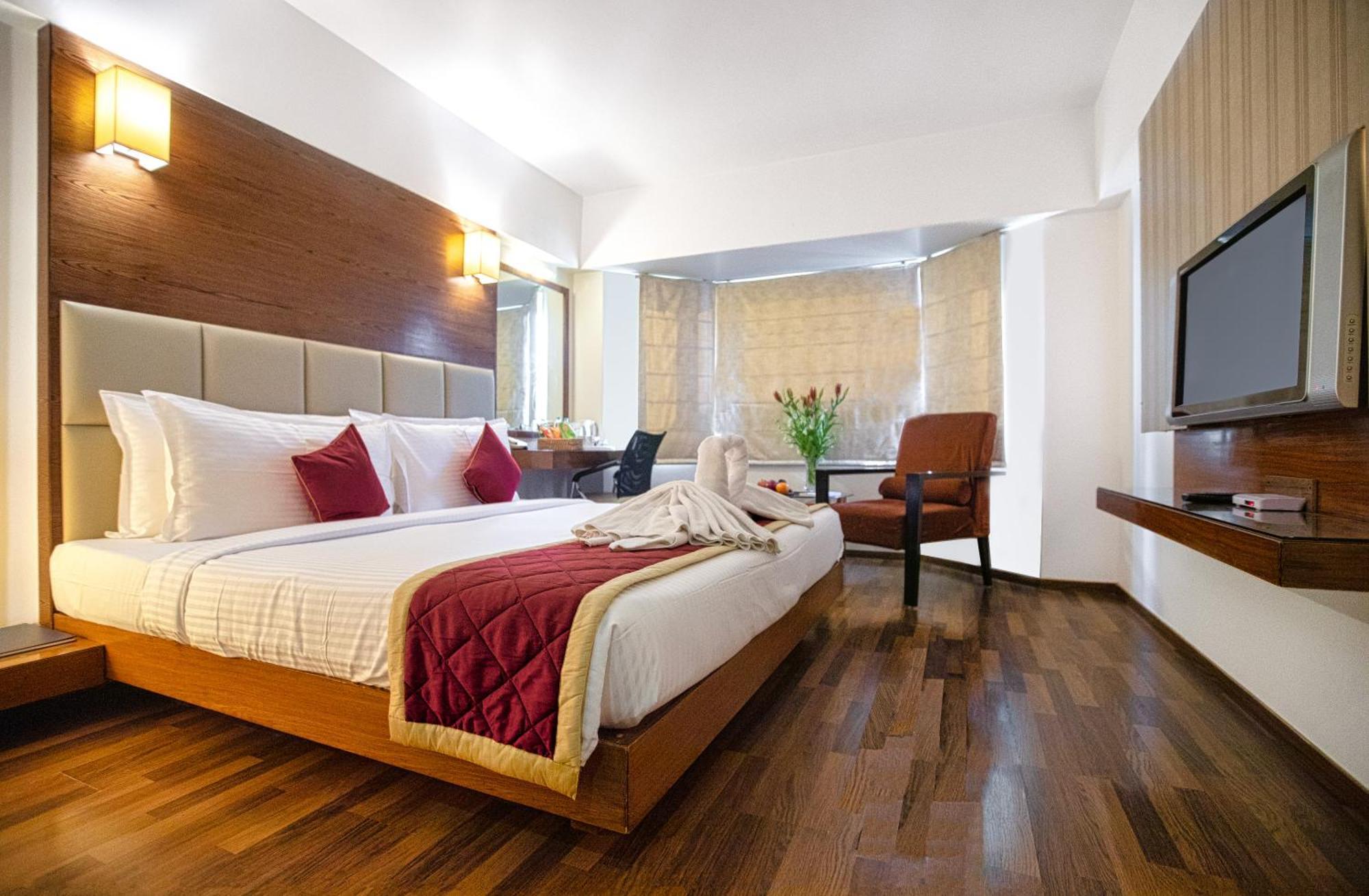Monarch Luxur - Infantry Road Hotel Bangalore Exterior photo